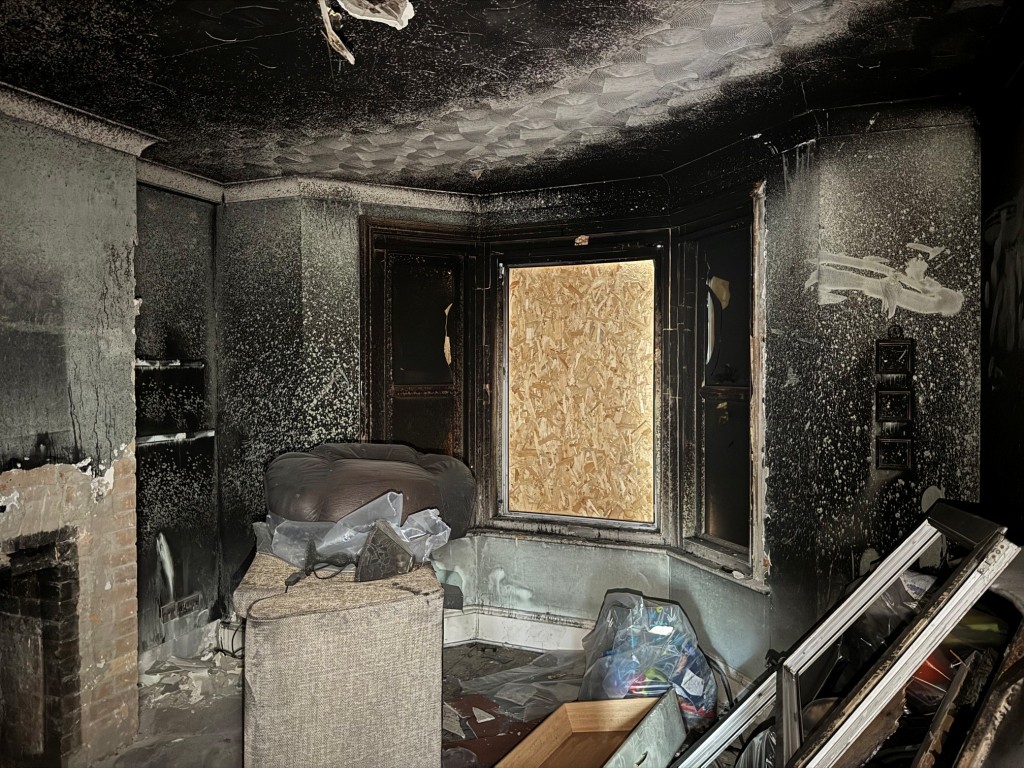 Lot: 42 - FIRE-DAMAGED HOUSE FOR REPAIR AND IMPROVEMENT - Lounge